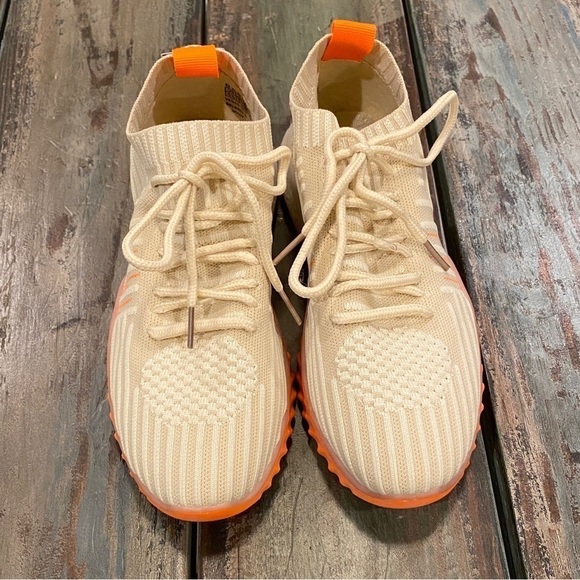 Danskin Display Pair With Tags “Positive” Sneakers Tan Orange Womens Size 5.5 - Picture 3 of 9